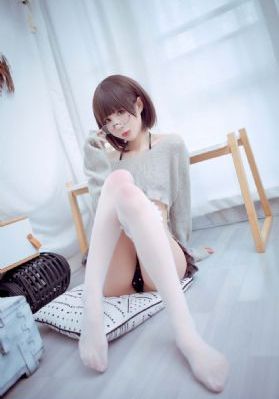 男生女生向前冲冰雪穿越季